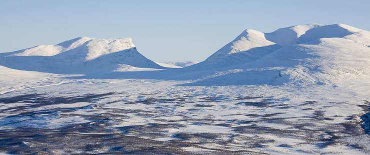 Polar opposite European destinations for winter 2012
